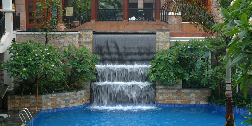 Come costruire una piscina a cascata