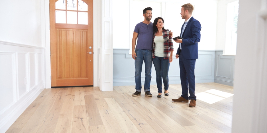 Agente immobiliare durante una consulenza con i clienti