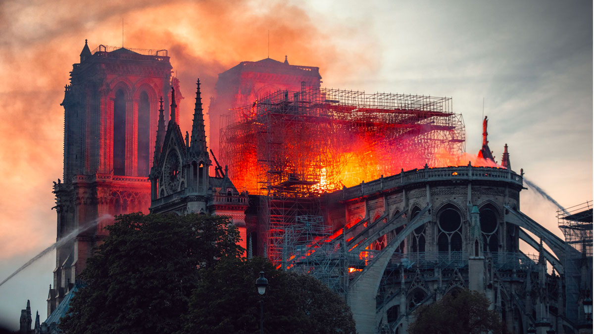 Parigi e il mondo sono in lacrime. Devastante incendio a Notre-Dame