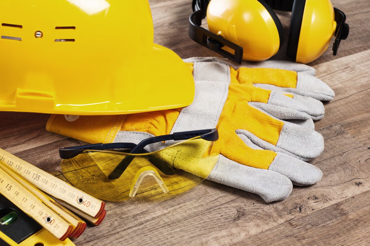 metro-casco-protezione-guanti Giornata mondiale della salute e sicurezza sul lavoro