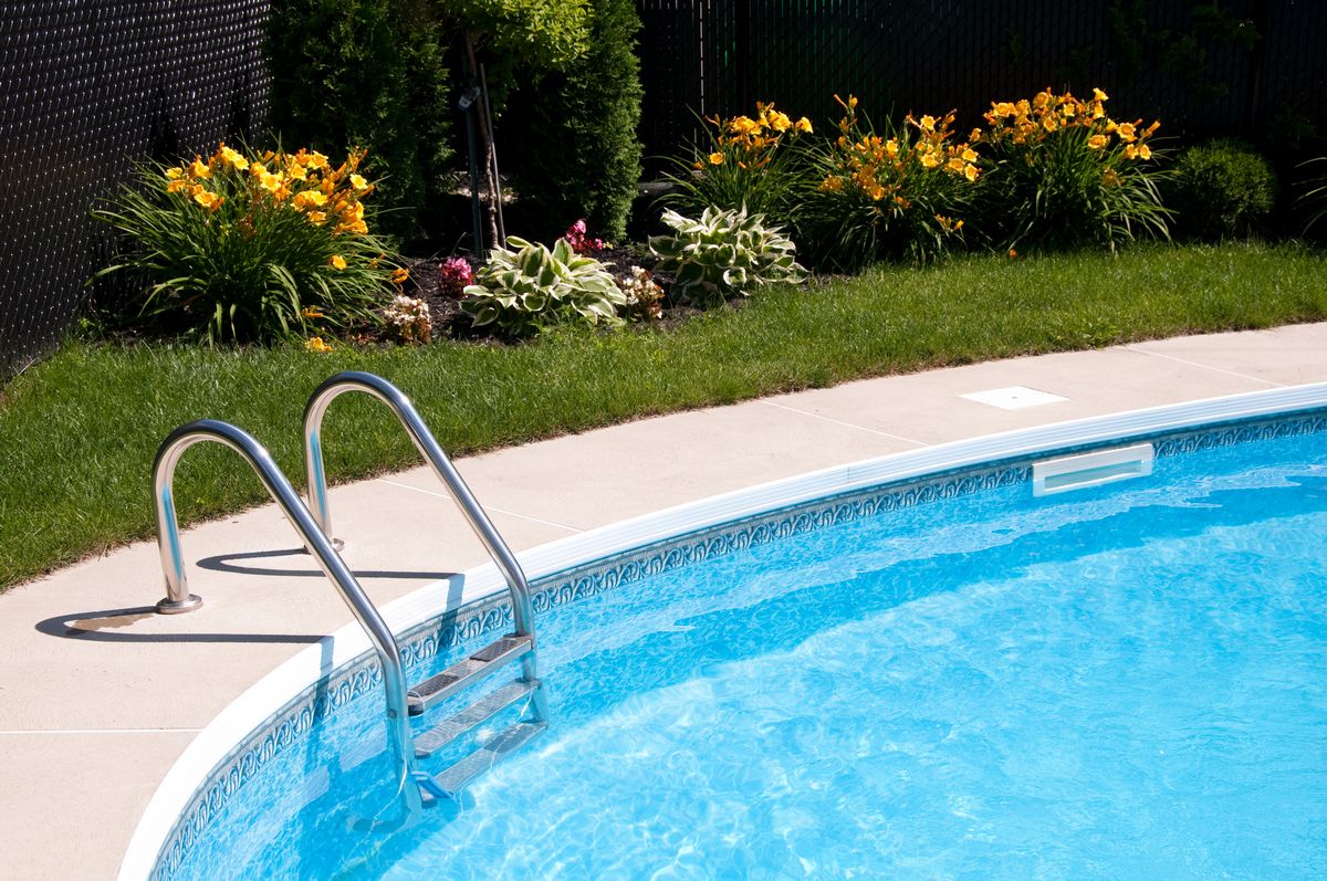 piscina-interrata-scaletta-fiori