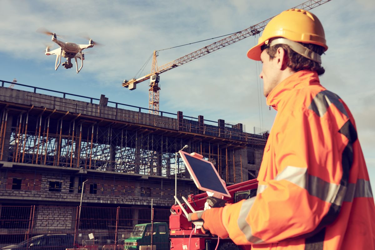 uomo-cantiere-drone