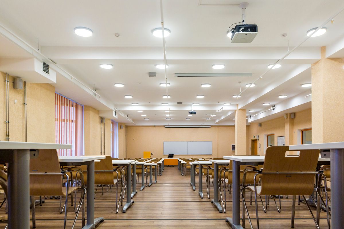 aula-sedie-banchi-vuoti