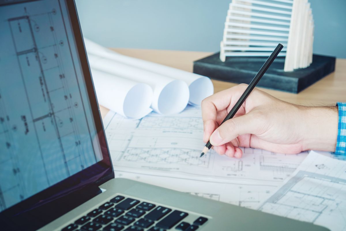 mano-matita-computer-progetto