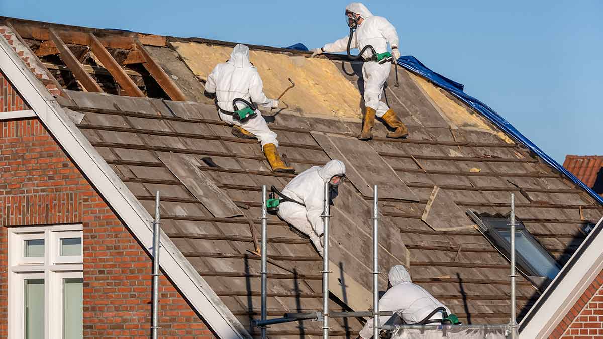 Gli interventi di rimozione dell'amianto dagli edifici pubblici