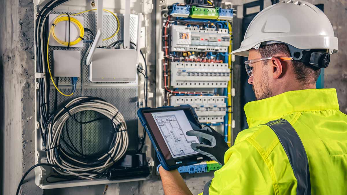 Elettrotecnico, le mansioni, come lo si diventa e il guadagno