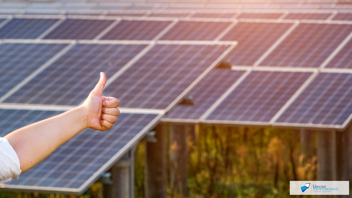 Fotovoltaico sui tetti verdi: come integrare energia solare e sostenibilità Fotovoltaico sui tetti verdi: come integrare energia solare e sostenibilità