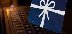 Gift card digitale Unione Professionisti su tastiera laptop, simbolo del regalo formativo online