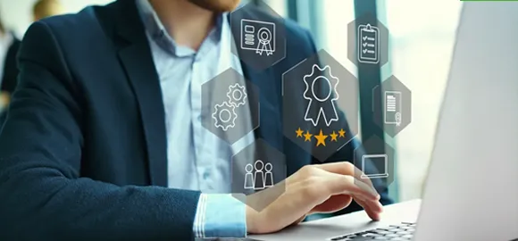 Professionista tecnico al computer con icone di corsi e certificati, Unione Professionisti